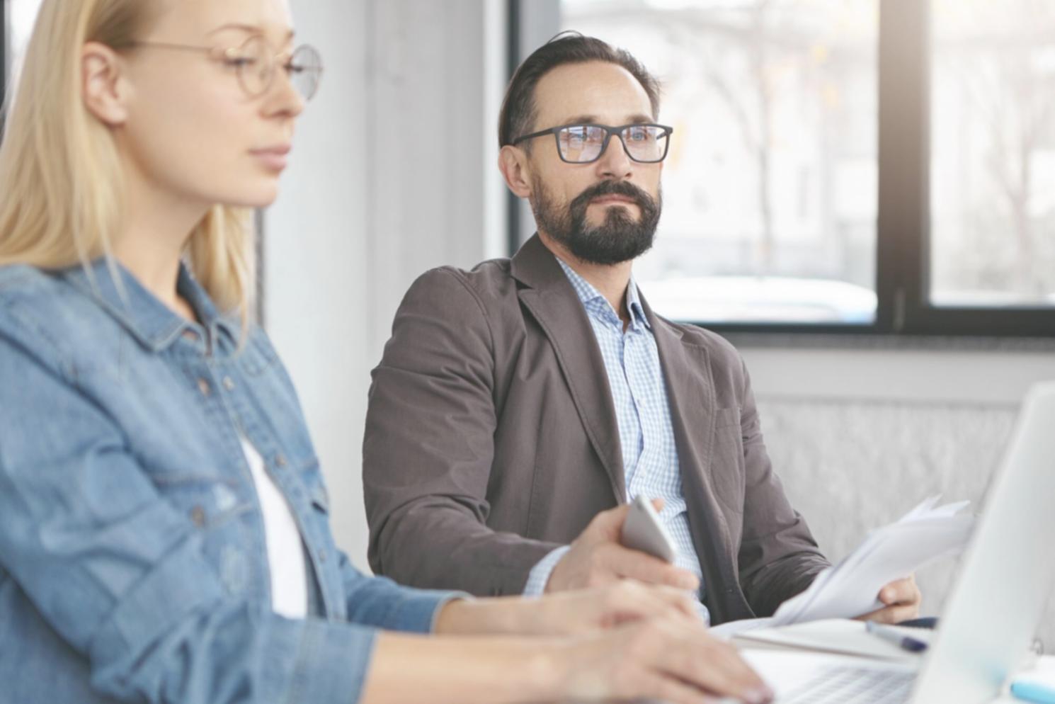 Professionelle Finanzberatung in modernem Büro